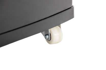 KBS Panoramavitrine RT-280 G, Detailaufnahme eines weißen Laufrollenrads am schwarzen Gehäuseboden, für mobile Nutzung.