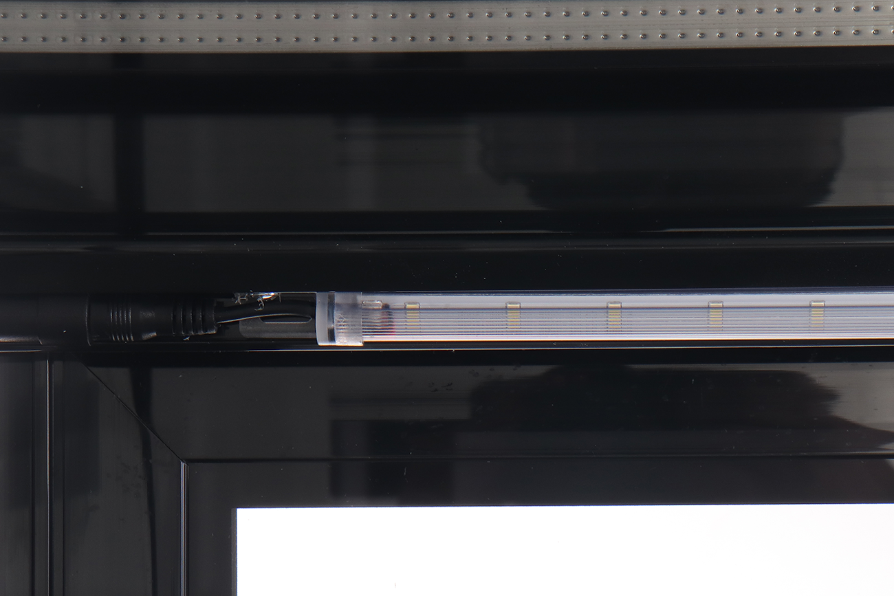KBS Kühlvitrine Cube 120, LED-Beleuchtung im Innenraum, Detailaufnahme der Lichtleiste an schwarzem Rahmen, Einsatz in Gastronomie.
