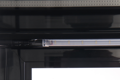 KBS Kühlvitrine Cube 120, LED-Beleuchtung im Innenraum, Detailaufnahme der Lichtleiste an schwarzem Rahmen, Einsatz in Gastronomie.