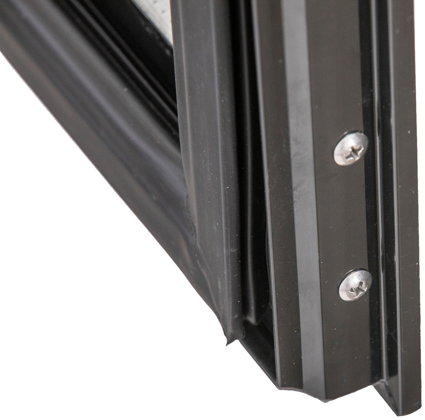KBS Panoramavitrine Quad Basic, Detailaufnahme schwarze Türdichtung mit Befestigungsschrauben, Nahaufnahme.