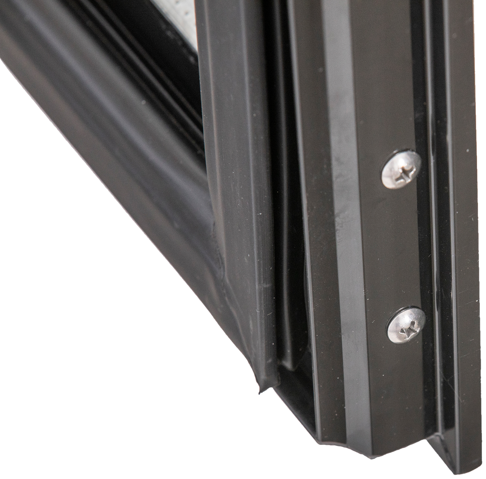 KBS Panoramavitrine Quad Basic, Detailaufnahme schwarze Türdichtung mit Befestigungsschrauben, Nahaufnahme.