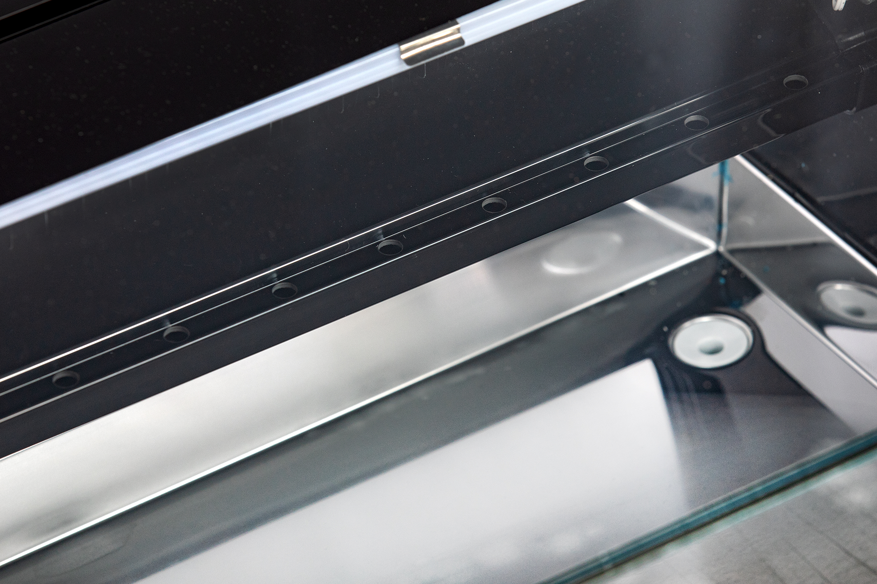 KBS Belegstation Sushi 1810, Detailaufnahme Innenbereich mit Glasabdeckung und Edelstahlboden, geeignet für Sushi-Präsentation.