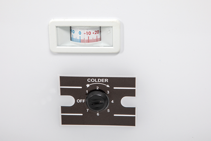 KBS Tiefkühltruhe D-Serie, mechanischer Temperaturregler mit Skala und analogem Thermometer. Geeignet für einfache Temperatureinstellung im Gewerbebereich.