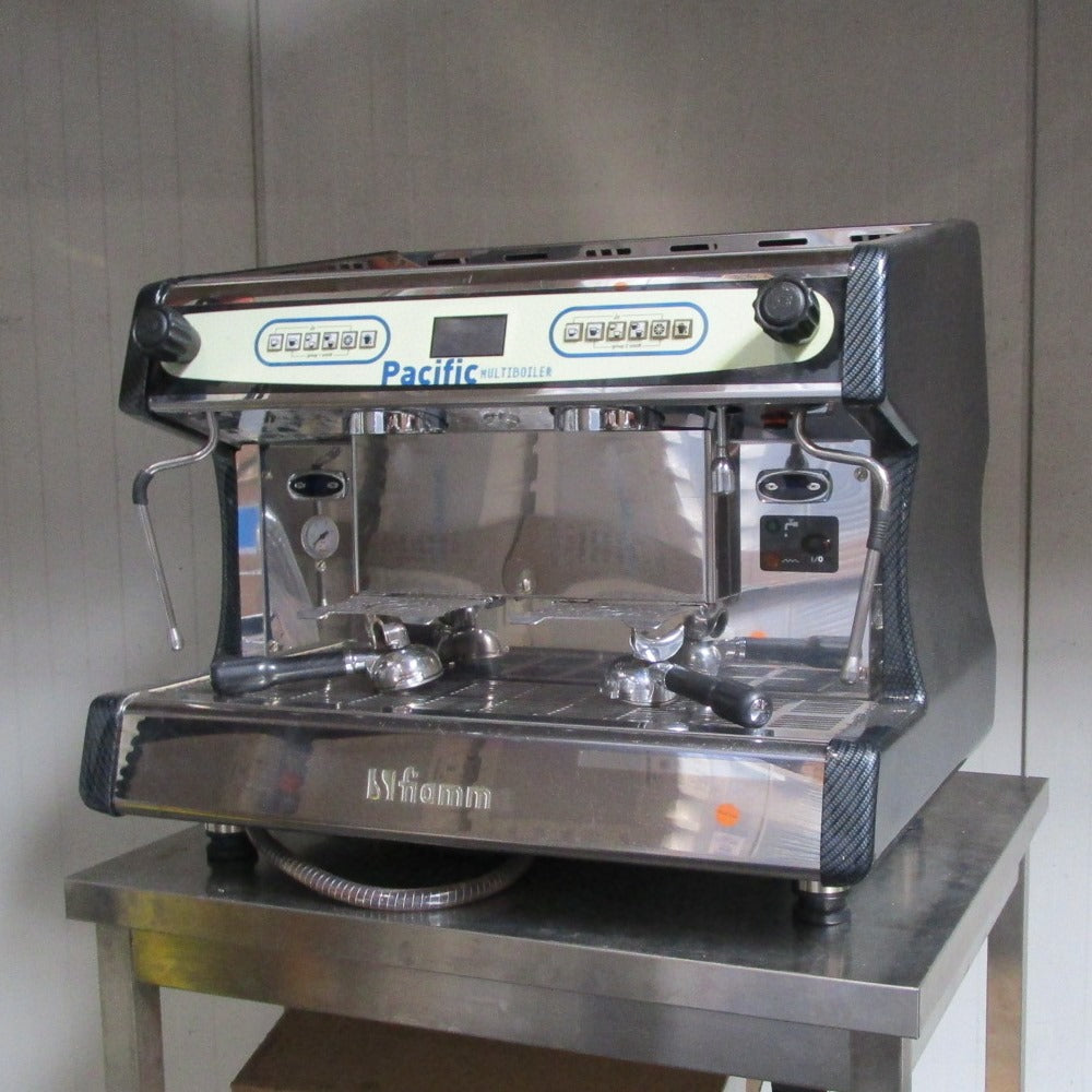 Espressomaschine mit Multiboiler, automatisch, 2 Gruppen - AUSSTELLUNGSWARE — Virtus MULTIBOILE2SR