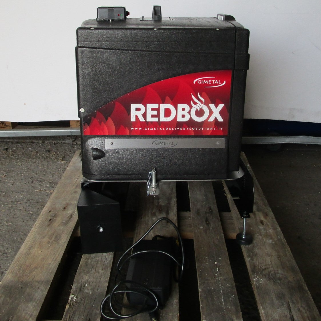 Isolierte Thermobox Redbox mit Batterie und Car-Docking Station für 10 Pizzen 33x33 cm - AUSSTELLUNGSWARE — Virtus REDBOX10SR