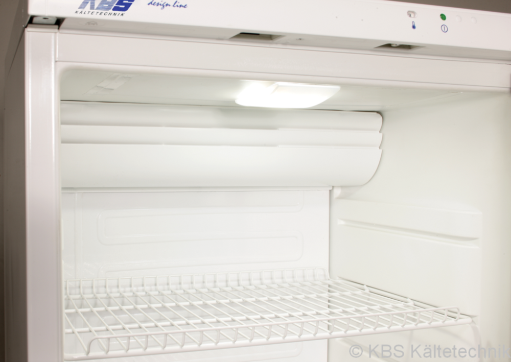 KBS Glastürkühlschrank aus der CD-Serie mit LED-Innenbeleuchtung, offene Tür und sichtbare Drahtregale. Ideal für Bäckereien und Cafés.