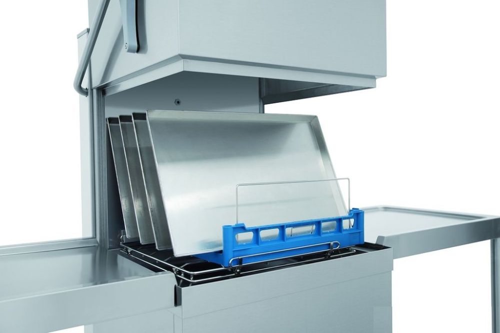 KBS Haubenspülmaschine mit geöffneter Haube und eingelegtem Spülkorb für Bleche. Edelstahlgehäuse und ergonomisches Design für den Einsatz in Großküchen.