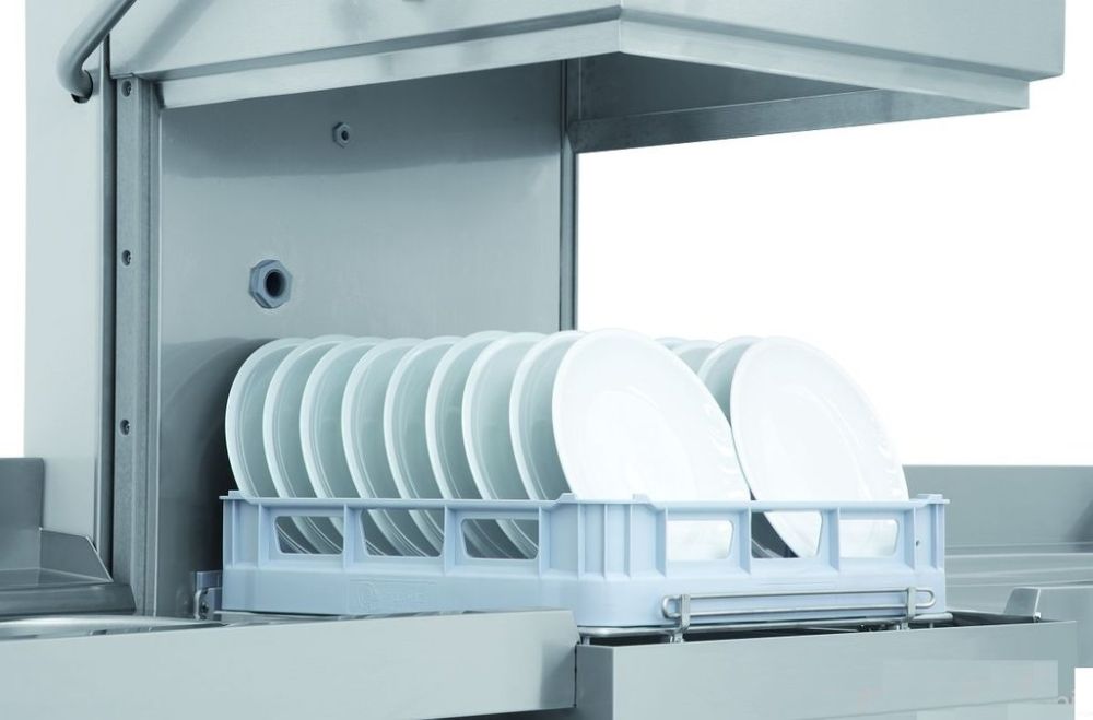 KBS Durchschubspülmaschine READY 1604 in geöffneter Position mit Geschirrkorb voller Teller. Ansicht von vorne, Fokus auf dem Innenraum mit deutlich sichtbarer Telleraufstellung. Ideal für den Einsatz in der Gastronomie.