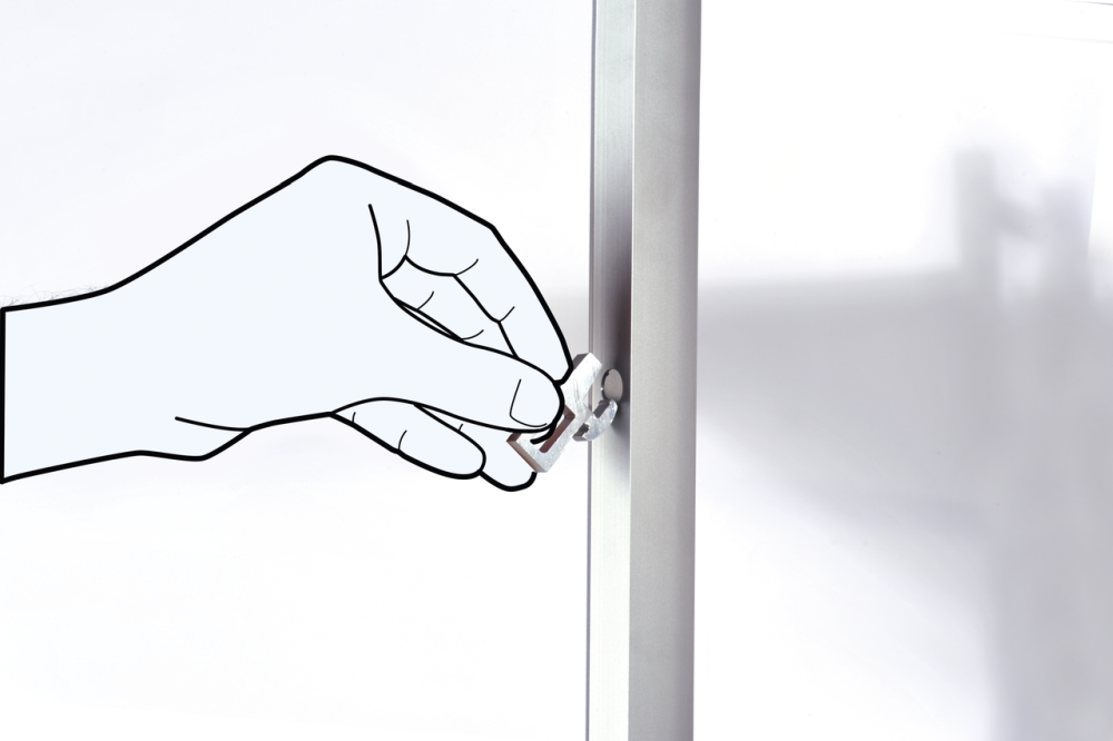 KBS Regalsystem im Aufbau: Nahaufnahme einer Hand beim Einhängen eines Sicherungsstifts. Die Perspektive zeigt eine einzelne vertikale Strebe. Anwendbar in professionellen Küchen und Lagerräumen.