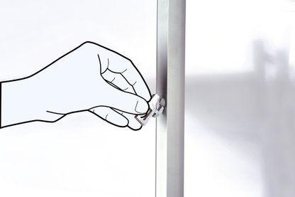 KBS Regalsystem im Aufbau: Nahaufnahme einer Hand beim Einhängen eines Sicherungsstifts. Die Perspektive zeigt eine einzelne vertikale Strebe. Anwendbar in professionellen Küchen und Lagerräumen.