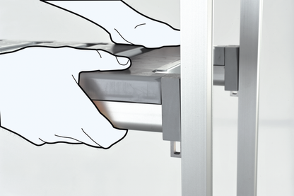 KBS Regalsystem im Aufbau: Zwei Hände führen eine Ablage in eine Seitenstrebe ein. Perspektive von vorne auf das stabile Stecksystem. Eignet sich für Bäckereien, Großküchen und Kühlräume.