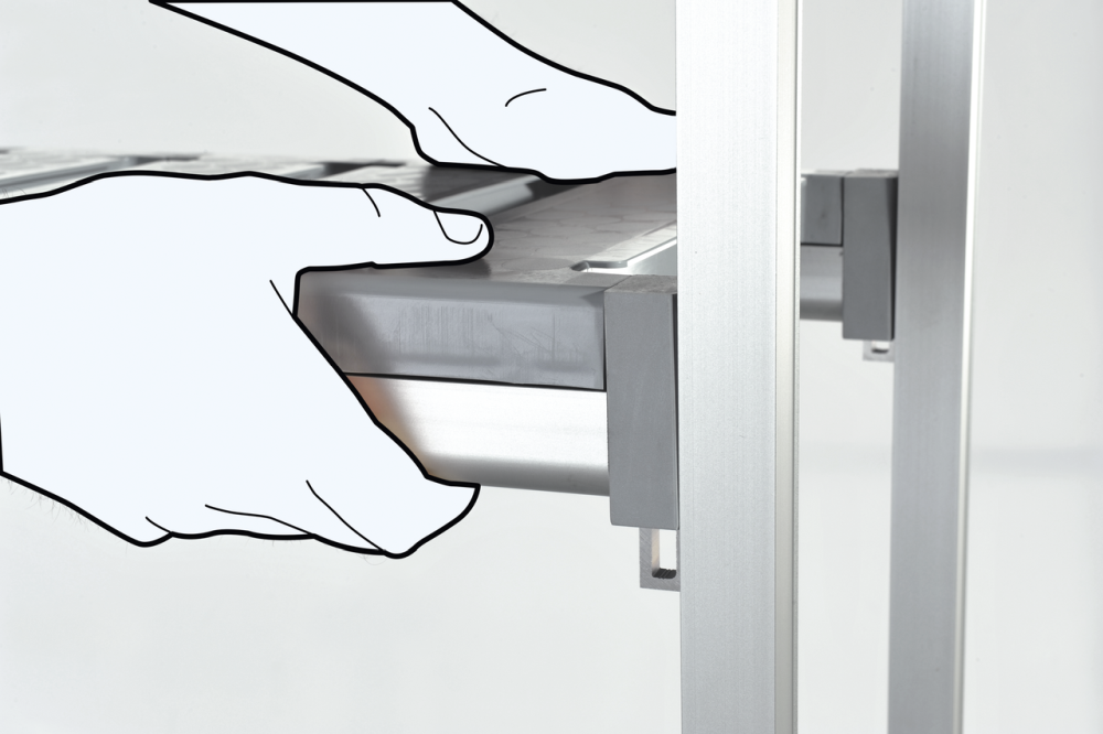 KBS Regalsystem im Aufbau: Zwei Hände führen eine Ablage in eine Seitenstrebe ein. Perspektive von vorne auf das stabile Stecksystem. Eignet sich für Bäckereien, Großküchen und Kühlräume.