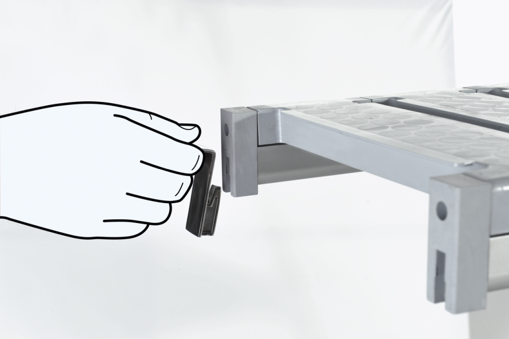 KBS Regalsystem im Aufbau: Detailansicht einer Hand beim Anbringen eines Verbindungselements an der Ablagekante. Die Bildperspektive fokussiert den praktischen Montagevorgang für modulare Lagereinrichtung.