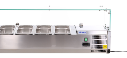 KBS Kühlaufsatz RX mit klarem Glasaufsatz und leeren GN-Behältern in Edelstahl. Frontale Produktansicht mit sichtbarer Steuerungseinheit. Ideal für hygienische Präsentation von Lebensmitteln im Thekenbereich.